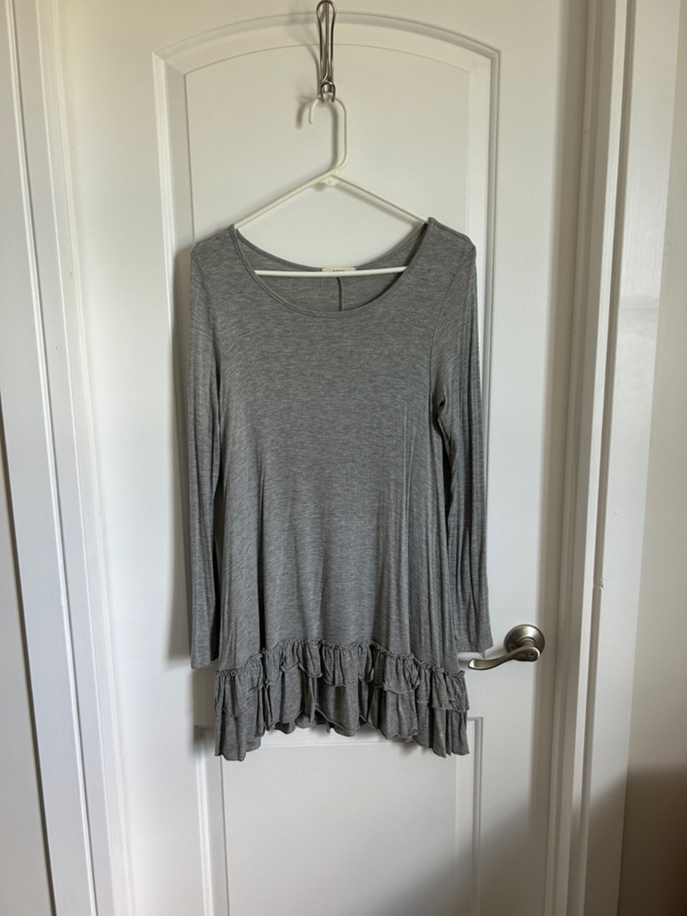 easel Heather Gray Ruffle-Hem Long Sleeve Tunic